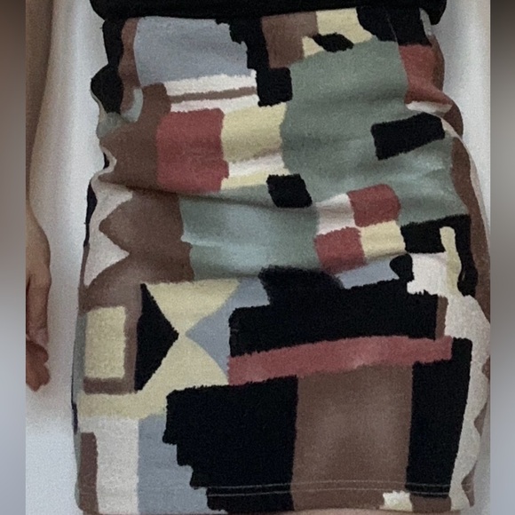 Midi/mini skirt- gently used. Has a lining and front pockets. - Picture 2 of 6